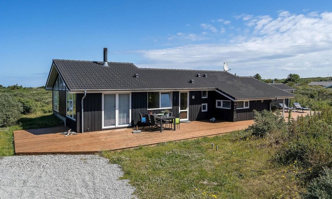 Hjørring House | Spacious 4 Bedroom Getaway with Ocean Views in Hjørring
