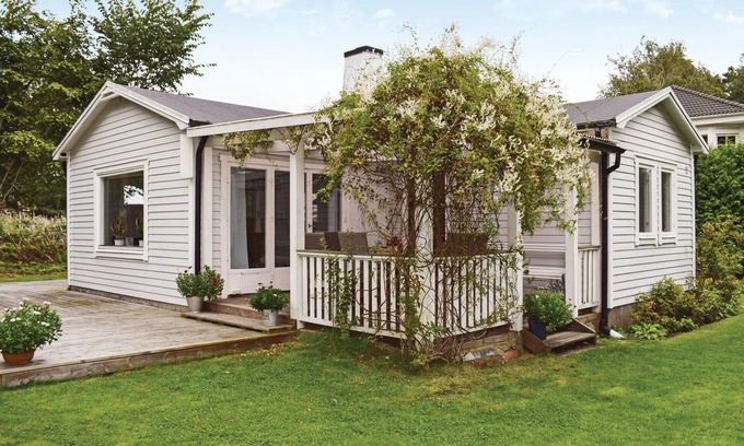 Jonstorp House | Inviting Beachside Retreat with Ocean Views and Spa Amenities