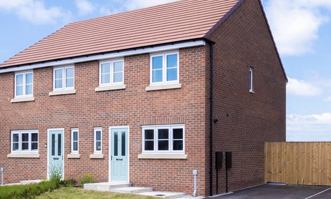 Hull House | Family-Friendly Home in Kingston-Upon-Hull with Kitchen