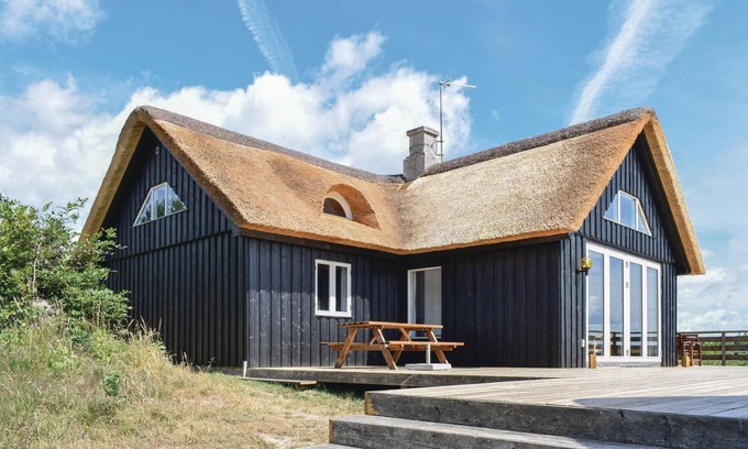 Knebel House | Experience Breathtaking Views and Oceanfront Amenities