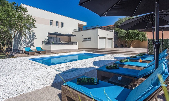 Dicmo House | Spacious 5 Bedroom Accommodation with Pool in Kraj