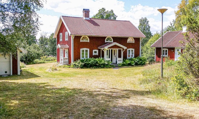 Lammhult House | Charming Cottage with Spa and Lake View Amenities