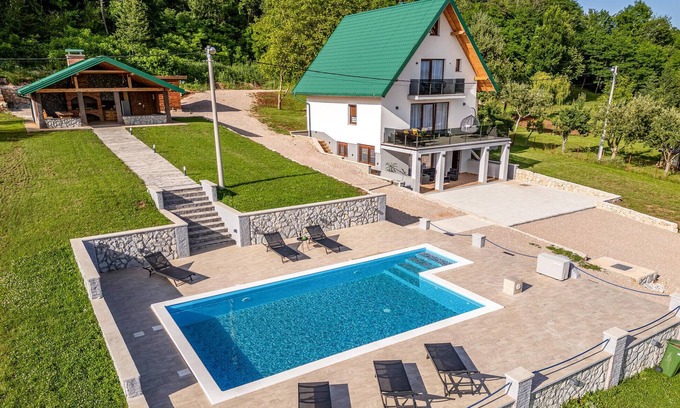 Gospic House | Relaxing 4 Bedroom Retreat with Pool & Spa in Musaluk