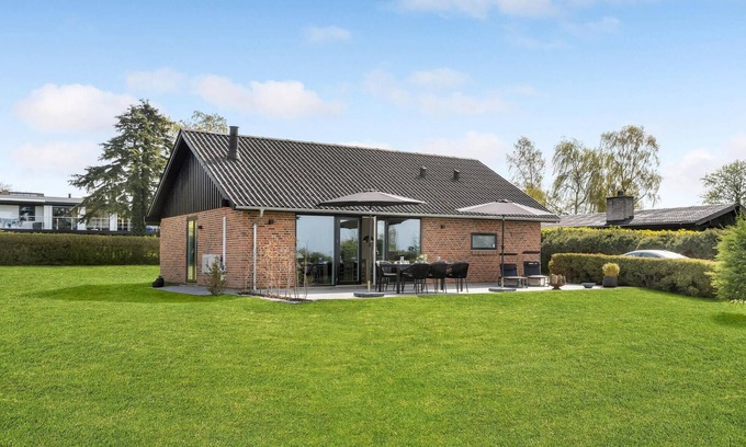 Olsted House | Overlooking the Roskildefjord: Ideal Oceanfront Getaway