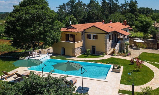 Heki House | Inviting 3-Bedroom Retreat with Pool in Pazin