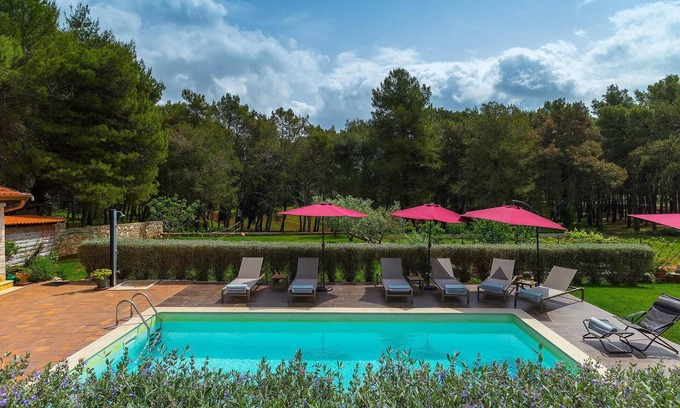 Tar-Vabriga House | Villa Eda: Family Retreat with Oceanfront Pool & Spa