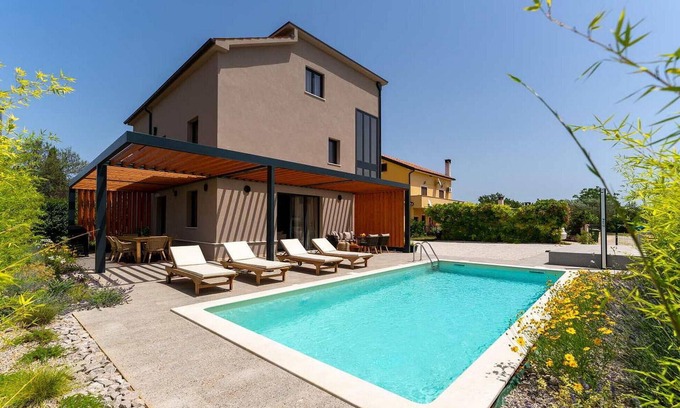 Cervar House | Relaxing 3-Bedroom Retreat in Scenic Porec with Pool