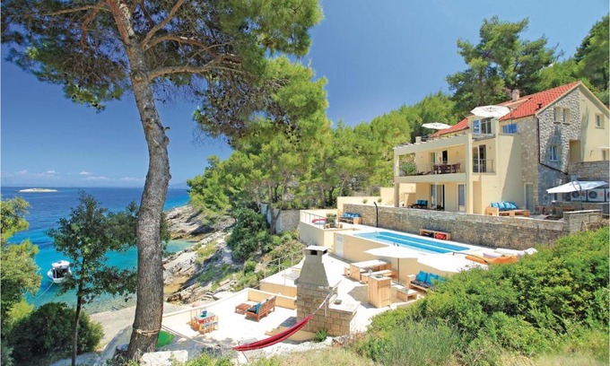 Prigradica House | Relaxing Getaway in Prigradica with Hot Tub and Pool
