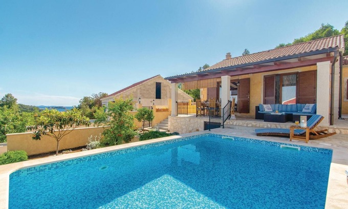 Prizba House | Guest Rated 10/10: 3 Bedroom Oasis in Prizba with Ocean View
