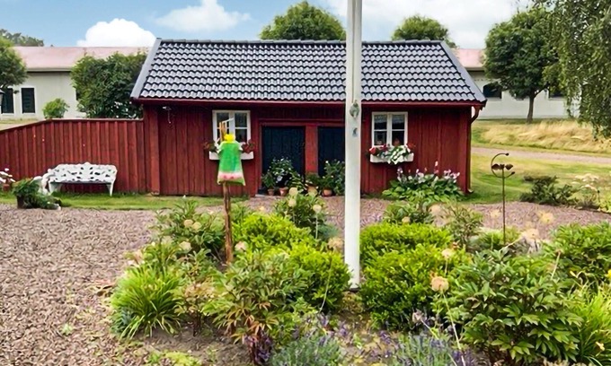 Reftele House | Quaint Cottage Retreat with Ocean Views and Pet-Friendly Stay