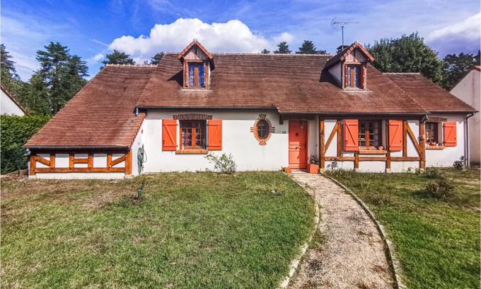 Sainte-Anne-sur-Brivet House | Charming Home in Salbris: Pet-Friendly with Pool Access
