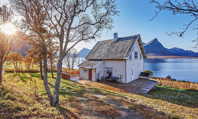 Kvaefjord Municipality House | Discover Northern Norway: Relaxing Vacation Home with Spa