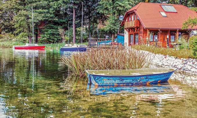 Majdy House | Cozy Retreat on Majdy Island with Lake View & Spa