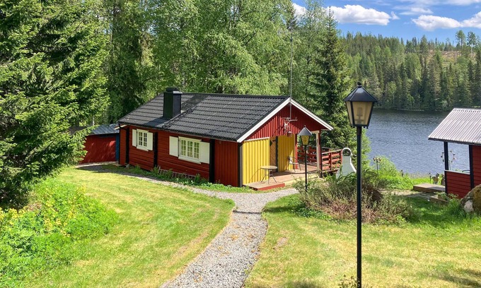 Stode House | Cozy 1 Bedroom Accommodation with Lake View in Stöde