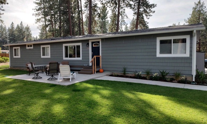 Deschutes River Woods House | Elegant Home in SW Bend with Breakfast & Family Amenities