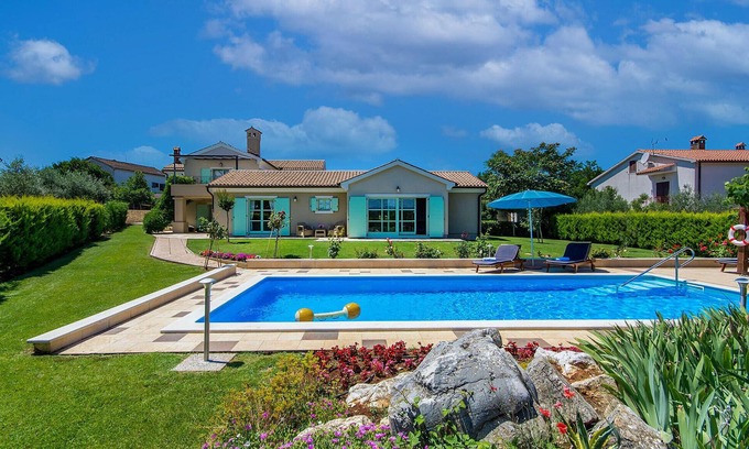 Tar-Vabriga House | Spacious 5-Bedroom Accommodation in Tar with Private Pool