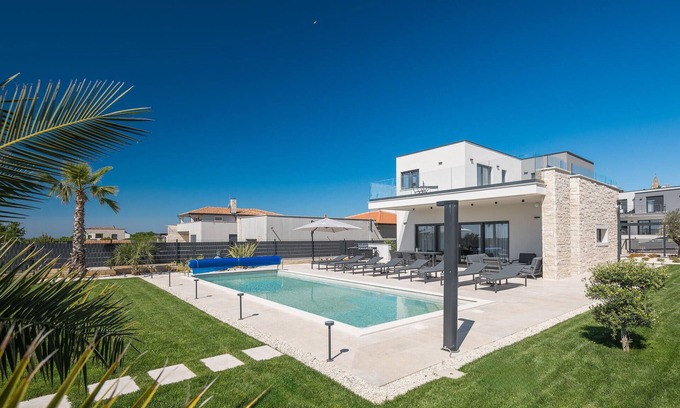 Tar-Vabriga House | Experience Modern Elegance with Rooftop Pool & Terrace
