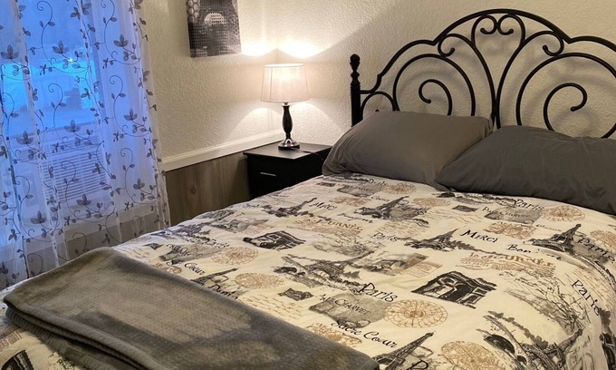 Spanaway House | Perfect Retreat for Adventurers & Nature Lovers with Pets