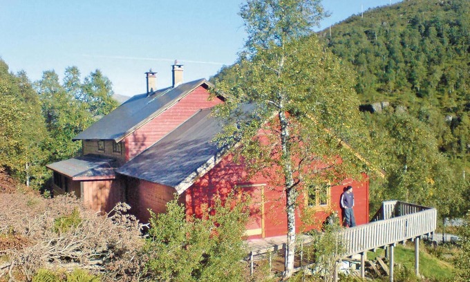 Samnanger House | Inviting Cottage Retreat with Lake View in Kvamskogen