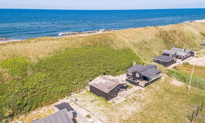 Fjand Badeby House | Inviting Oceanfront Retreat on the North Sea