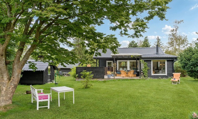 Hoensinge House | Bright Oceanfront Cottage with Fireplace and Scenic Views
