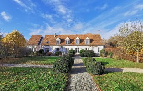 Yevre-la-Ville House | Inviting Home in Yèvre-La-Ville with Pool and WiFi