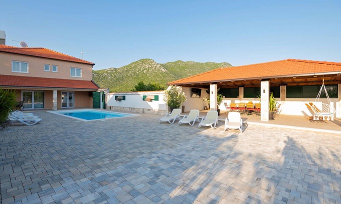 Vrgorac House | Spacious 4 Bedroom Retreat with Pool in Zavojane