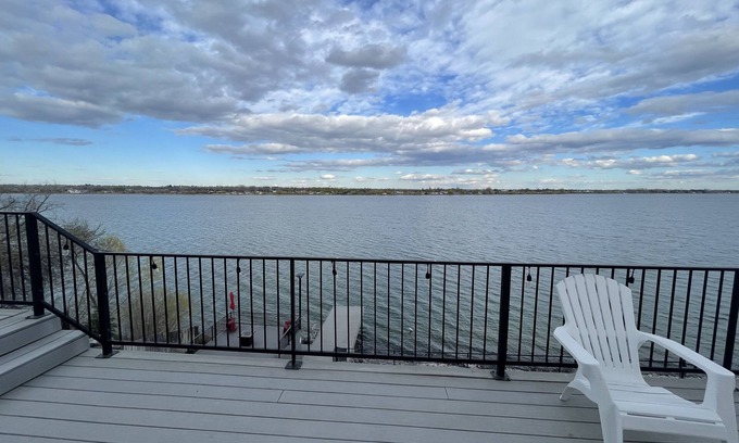 Stratford House | Gated Oasis on Moses Lake with Pool and Ocean Views