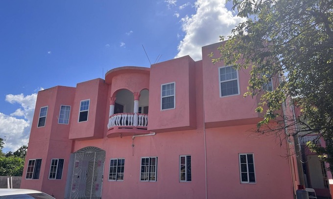 Ocho Rios House | Inviting Home Near Dunn’s River Falls with Pool & Breakfast