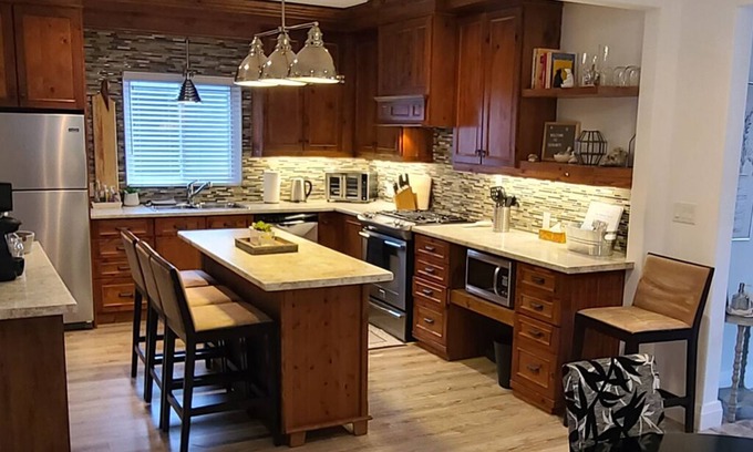 Collingwood House | Ideal Retreat Near Blue Mountain with Hot Tub & Pet Friendly