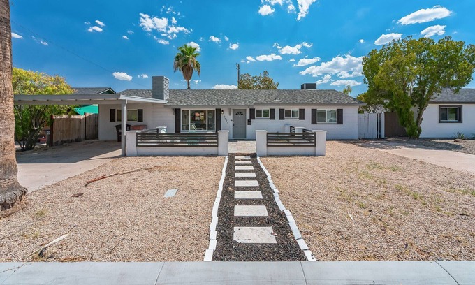 Peaceful Valley House | Beautiful home sleeps 6+ including king bed. Plus 3-hole putting green.