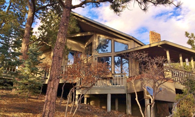 Monument House | Idyllic Retreat Amid Tall Pines and Breathtaking Mountain Views