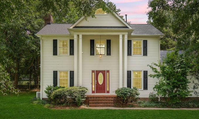 Elon College House | Inviting Home Steps from Elon University - Guest Rated 9.8