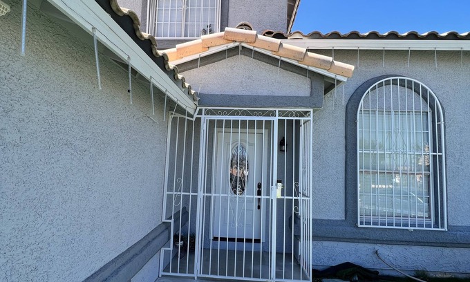 Paradise House | Inviting Home with Free Parking and Family-Friendly Amenities