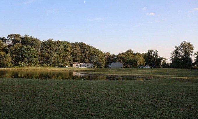 Barnhill House | Beautiful home with pool in Wayne City