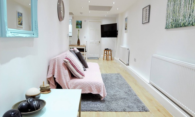 Peninsula House | Cozy 2 Bedroom Apartment in the Heart of Greenwich