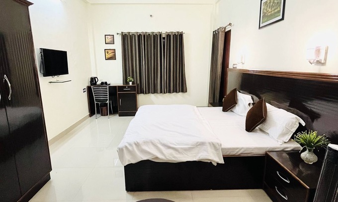 Taj Ganj Bed & Breakfast | Convenient Homestay Steps from the Taj Mahal with Breakfast