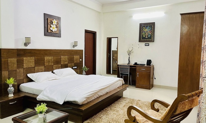 Taj Ganj Bed & Breakfast | Serene Homestay Surrounded by Nature Near the Taj Mahal