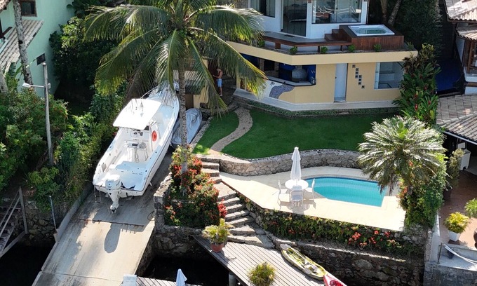 Vila Velha House | Elegant Vila Velha Waterfront House with Oceanfront Views