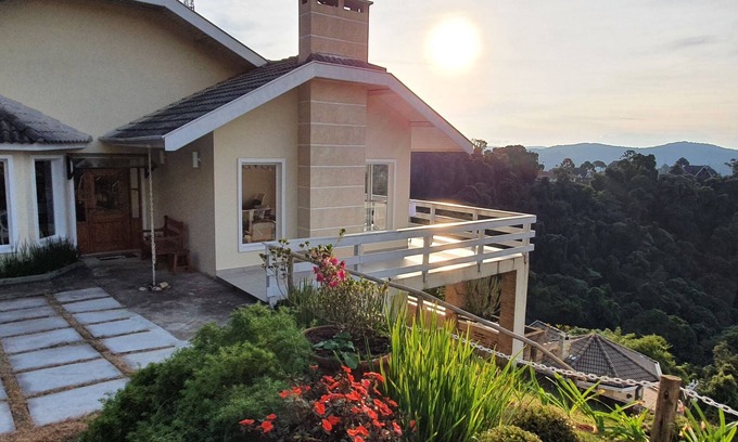 Colinas Capivari House | Breathtaking Home with Scenic Views and Family Amenities