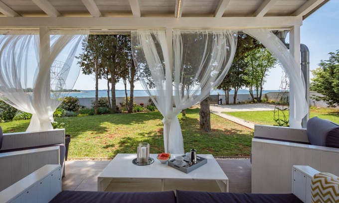 Peroj Villa | Cozy Oceanfront House Steps from the Sea with Free Wi-Fi