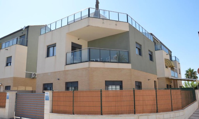 Daimuz House | Relaxing Retreat at Daimus Beach with Pool & Family Fun