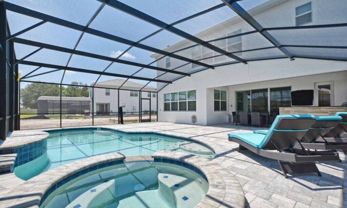 Kissimmee House | Inviting Retreat with Gourmet Grill, Jacuzzi & Game Room