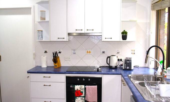 Sinnamon Park House | Inviting House in Brisbane with Pool and Breakfast Included