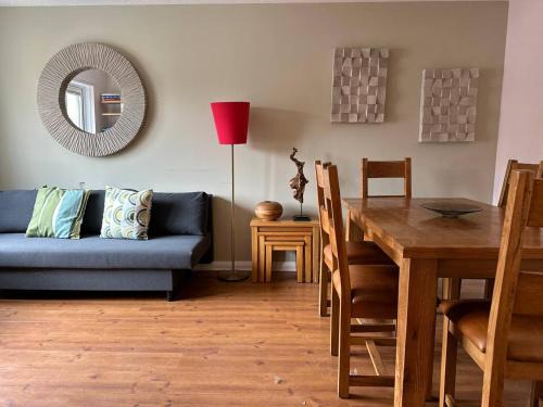Clydebank Apartment | Cozy House in Clydebank: Pet & Child Friendly Retreat
