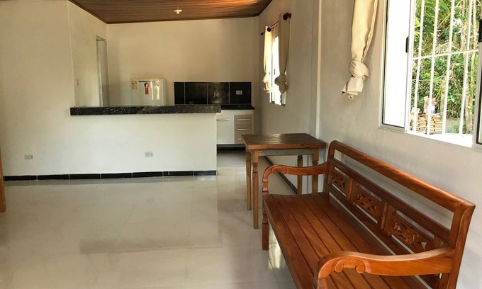 Guarau House | Cozy Beachfront Retreat by Guaraú River - Family & Pet Friendly
