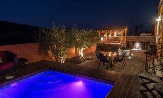 Metepec House | Inviting House with Pool and Kitchen in San Carlos