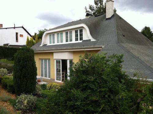 Dolni Pocernice House | Charming House in Prague with Convenient Parking Access