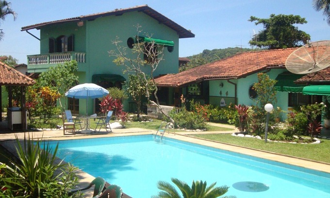 Itanhaem House | Inviting 7-Bedroom House with Oceanfront Pool & Spa