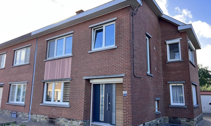 Bilzen House | Inviting 3-Bedroom House in Hees with Breakfast Included